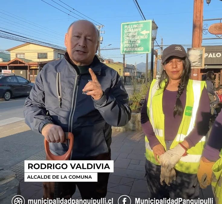 Alcalde Rodrigo Valdivia lidera plantación de 350 rosas y arborización en el centro de Panguipulli